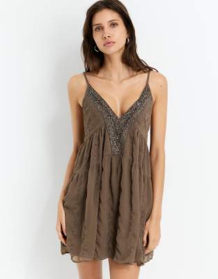 Robe courte avec perles - taupe - Pull & bear - Modalova