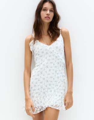 Pull & Bear - Robe courte en dentelle à fleurs et volants - Blanc