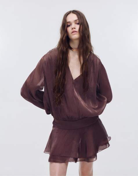 Pull&Bear – Rödbrun, skimrande och kort klänning med volang - view 1