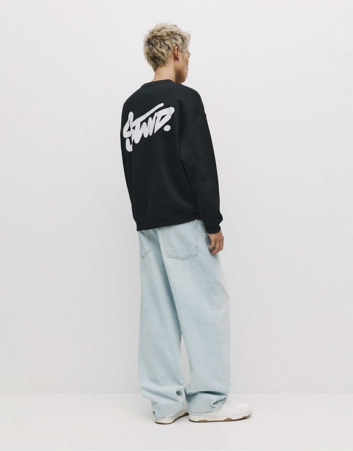 Pull&Bear Round neck stwd sweatshirt in black
