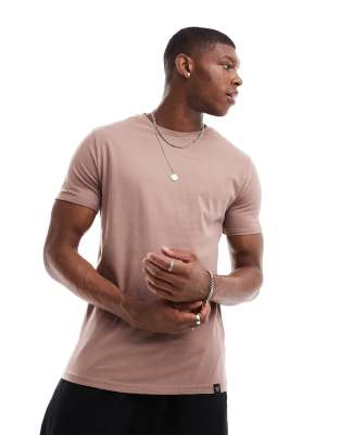 Pull&Bear – Różowy T-shirt o kroju podkreślającym sylwetkę
