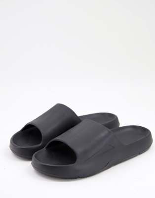 Pull & Bear Rubber Sliders In Black