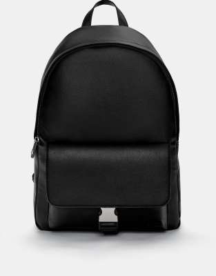 Pull&Bear – Rucksack in Schwarz mit Klappe und Schnalle | ASOS