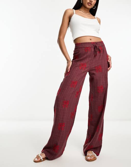 https://images.asos-media.com/products/pullbear-ruimvallende-boho-broek-in-rood-deel-van-co-ord-set/205144770-1-red?$n_640w$&wid=513&fit=constrain