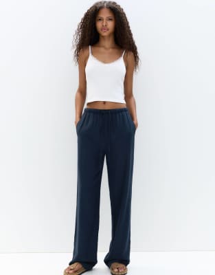 Широкие брюки из льняного полотна в деревенском стиле Pull-Bear темно-синего цвета 7590₽