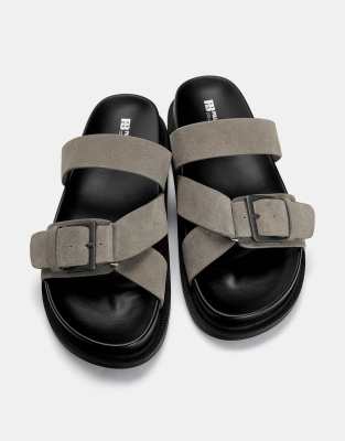 Pull & Bear - Sandalen aus Leder in Grau mit Schnalle