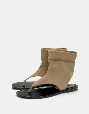 Pull&Bear – Sandalen aus Leder in Sandbeige mit Stiefel-Design - view 1
