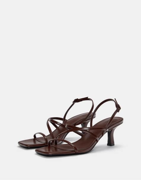 Pull&Bear - Sandalen met hak en gekruiste bandjes in bruin - view 1