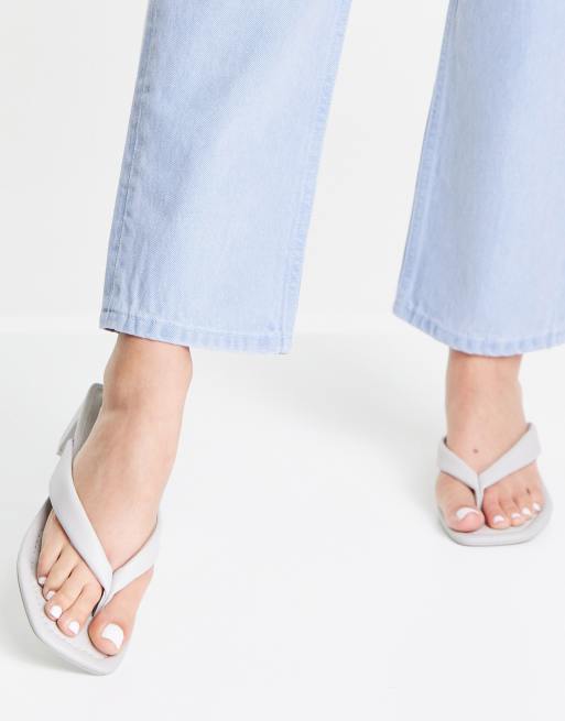 Pull&Bear – Sandalen mit Absatz und Zehensteg in Ecru
