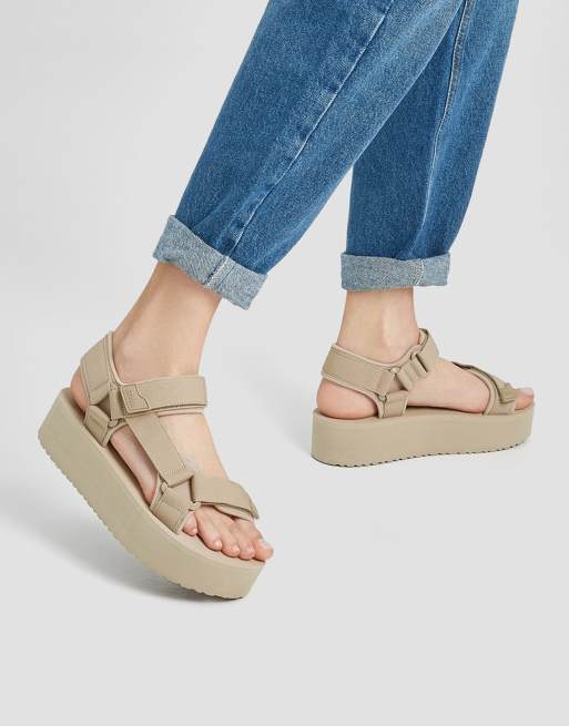 Pull&Bear - Sandales plates fonctionnelles style sport avec fermeture en velcro - Beige