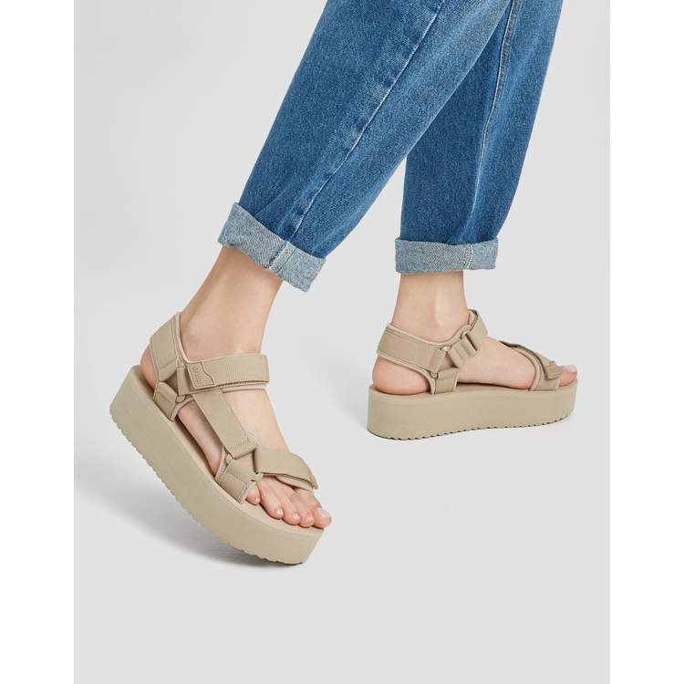 Pull Bear Sandali comodi con chiusura a strappo colore beige ASOS