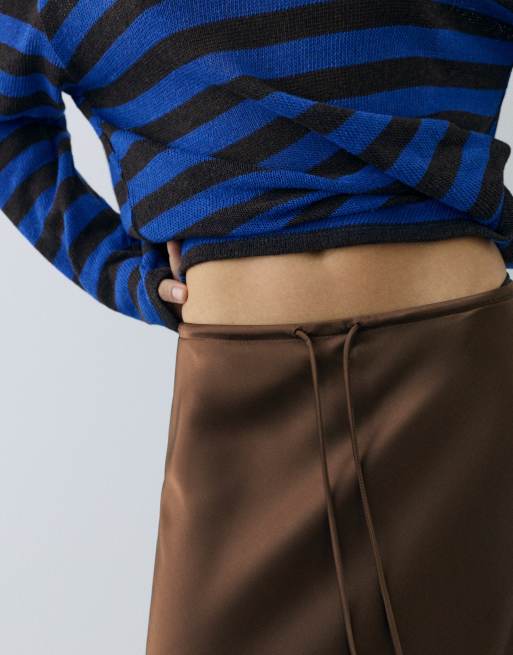 Pull&Bear satinmidikjol med dragsko i mörkbrun, 3 av 7