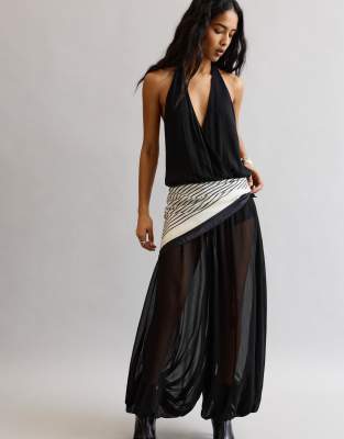 Pull & Bear - Satinschal in Weiß mit Linienprint