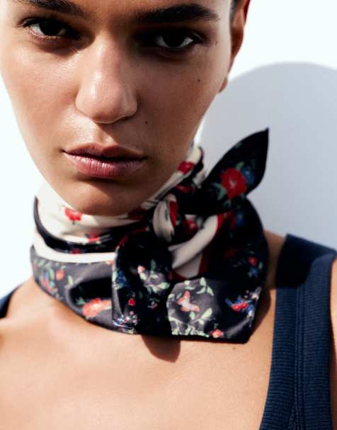 Pull&Bear scarf med blommigt tryck i beige melerad - view 1