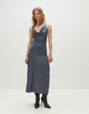 Pull & Bear - Schimmerndes, drapiertes Midikleid in Grau