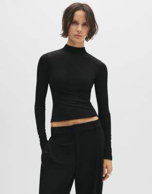 Pull & Bear - Schimmerndes Oberteil in Schwarz mit Rückenausschnitt