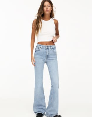 Pull & Bear - Schlagjeans in Blassblau mit hohem Bund