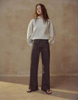 Pull & Bear - Schlagjeans in Braun mit niedrigem Bund und Corsagen-Detail-Brown