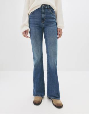 Pull & Bear - Schlagjeans in Dunkelblau mit hohem Bund