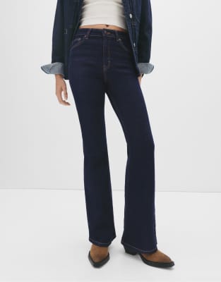 Pull & Bear - Schlagjeans in dunklem Indigo mit hohem Bund-Marineblau