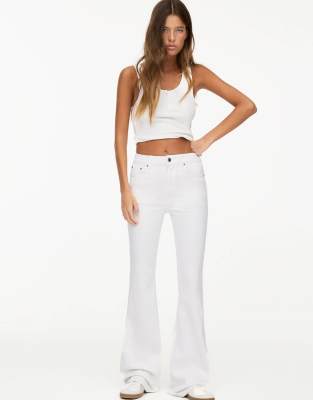 Pull & Bear - Schlagjeans in Weiß mit niedrigem Bund