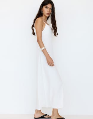 Pull & Bear - Schlichtes Midi-Hängerkleid in Weiß mit Riemchenträgern