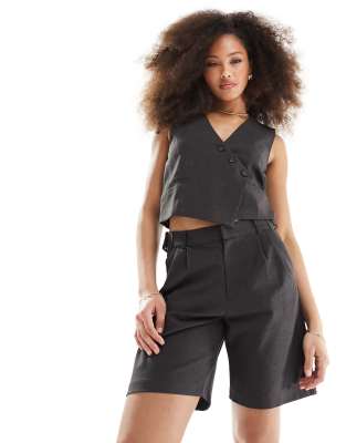 Pull & Bear - Schmal geschnittene Shorts in Dunkelgrau mit hohem Bund und Schnalle-Schwarz