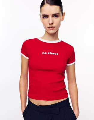 Pull & Bear - Schmal geschnittenes T-Shirt in Rot mit Grafik