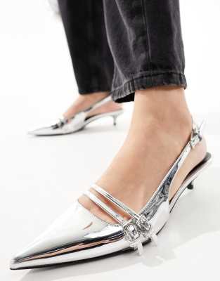 Pull & Bear - Schuhe in Silber mit Schnallendetail, Fersenriemen und Kitten-Heel-Absatz