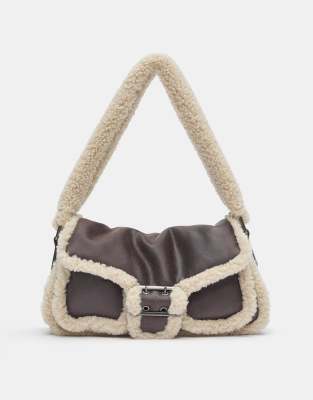 Pull & Bear - Schultertasche aus Lammfellimitat in Braun-Brown