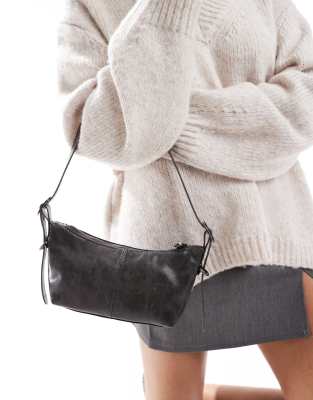 Pull & Bear - Schultertasche in grauer Waschung mit Riemendetail aus Metall