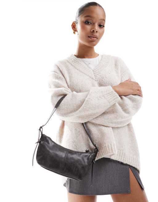 Pull&Bear – Schultertasche in grauer Waschung mit Riemendetail aus Metall