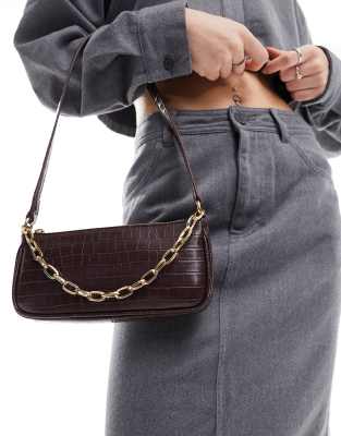 Pull & Bear - Schultertasche in Kroko-Braun mit Tragekette-Brown