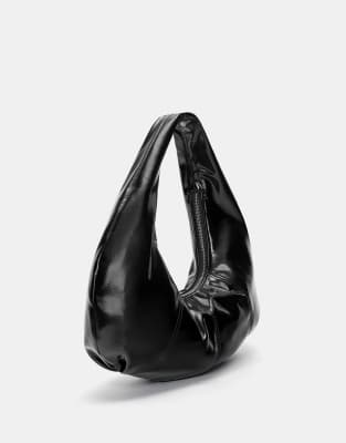Pull & Bear - Schultertasche in schwarzer Lackoptik