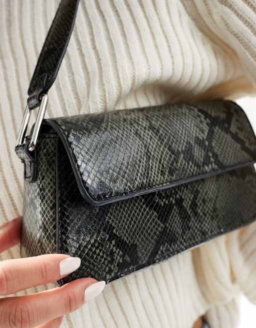 Pull Bear Schultertasche mit grauem Schlangenprint und Umschlagklappe ASOS