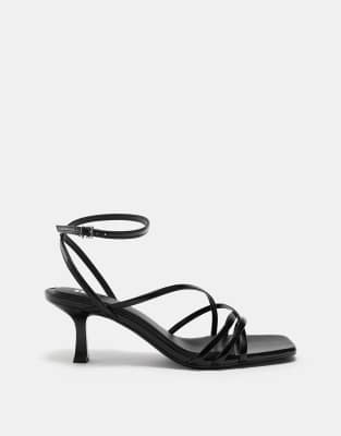 Pull & Bear - Schwarze Riemen-Sandaletten in Schwarz mit Absatz