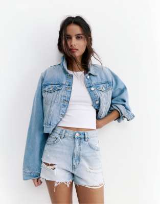 Pull & Bear - Short en jean avec ourlets effilochés - Bleu pâle 32