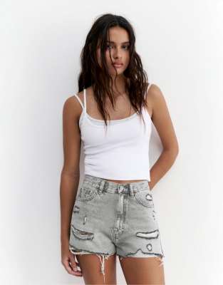 Pull & Bear - Short en jean avec ourlets effrangés - Gris 34