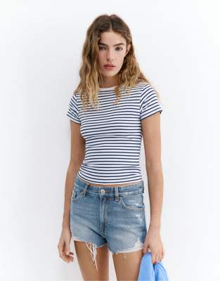Pull & Bear - Short en jean déchiré coupe mom - Bleu moyen 34