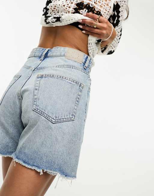 Pull&Bear - Short long en jean à ourlet brut et taille haute - Bleu délavé, 3 de 4