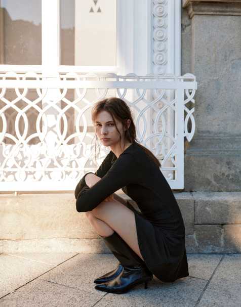 Pull&Bear Short ruched soft-touch dress in black - view 1
