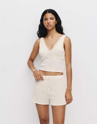 Pull & Bear - Shorts aus offenmaschigem Strick in Beige-Neutral
