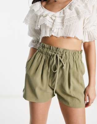 Pull & Bear - Shorts in khaki Leinenoptik mit elastischem Bund-Grün