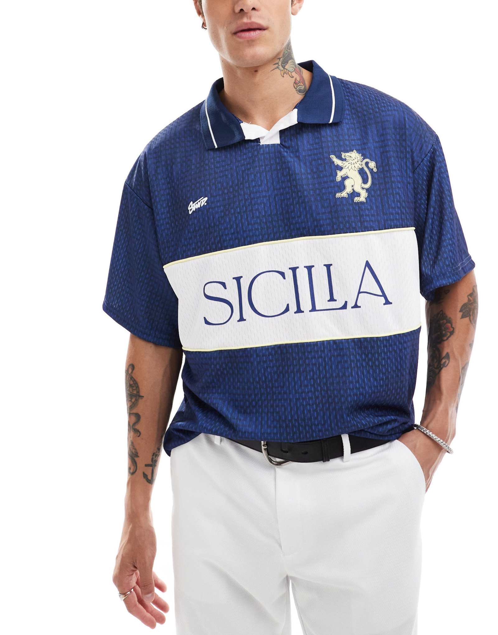 Спортивная футболка в стиле ретро Pull-Bear Sicilia темно-синего цвета 9190₽