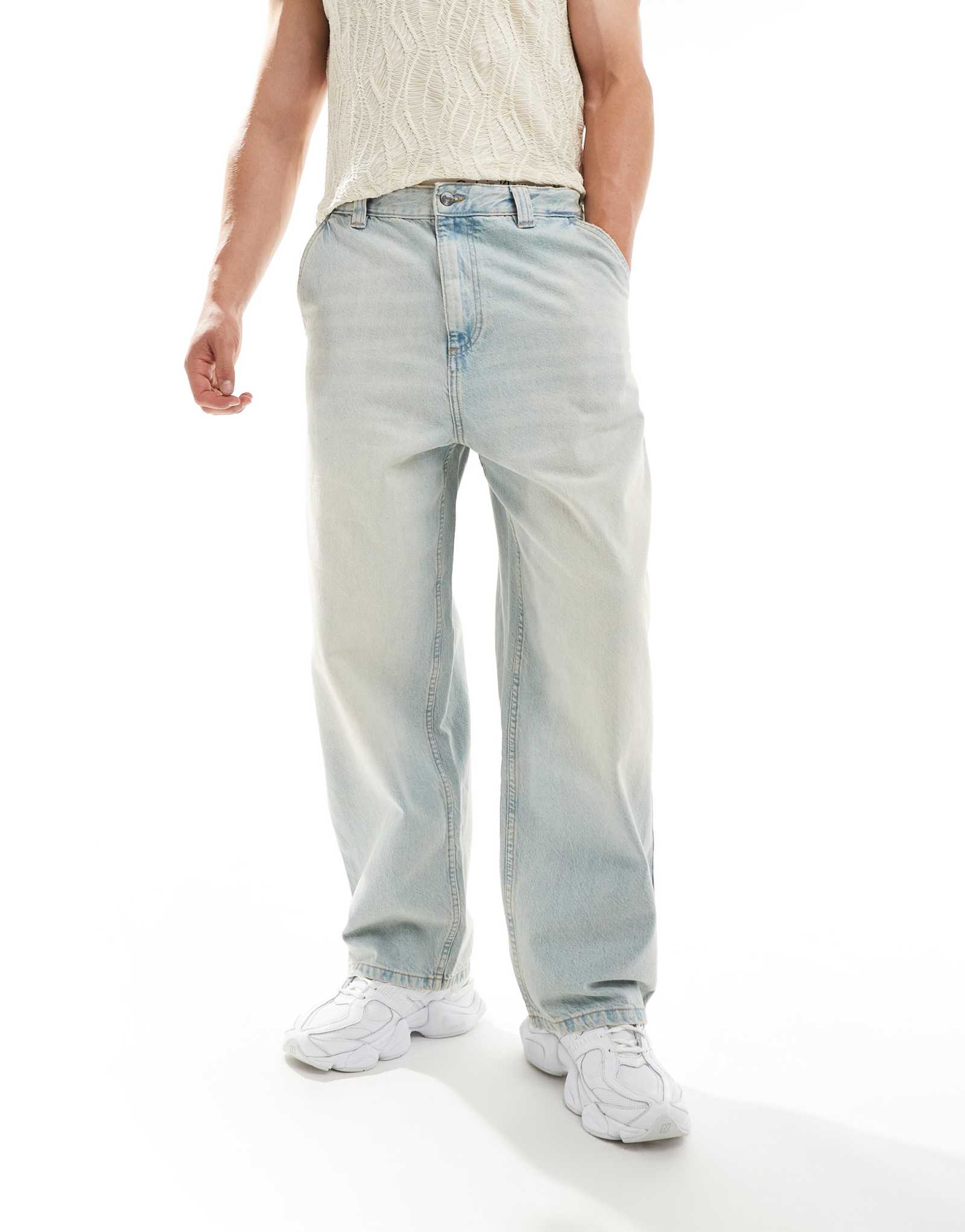 Джинсы Pull&Bear skater fit светло-синего цвета с эффектом потертости