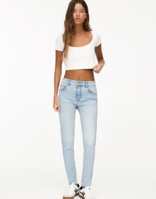Pull & Bear - Skinny-Jeans in Blassblau mit mittelhohem Bund