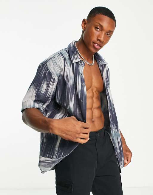Pull&Bear - Skjorte med sløret påfugleprint i marineblå/hvid