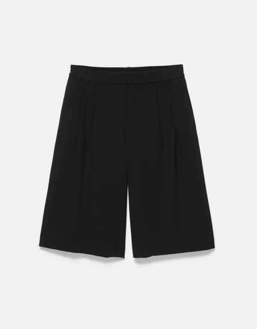 Pull&Bear skräddarsydda bermudashorts med veck i svart, 5 av 7