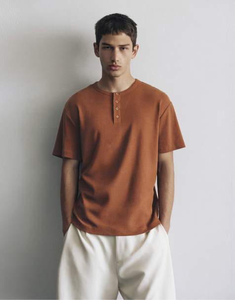 Pull&Bear - Slim-fit Henley T-shirt in bruin - view 1