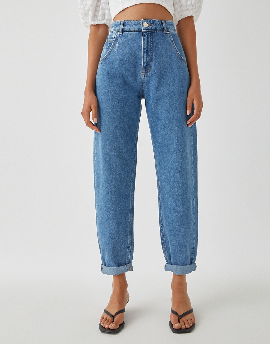 Pull & Bear slouch fit jeans in medium blue-Blues
